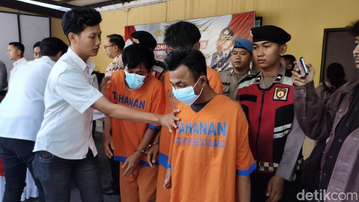 Mapolresta Sidoarjo menggelar konferensi pers menghadirkan 3 pria penyuka sesama jenis alias gay admin dan anggota grup Facebook 