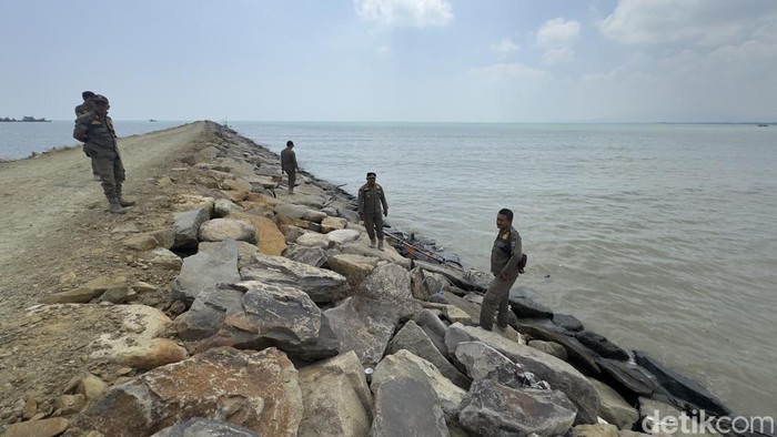 Mayat wanita berseragam PNS ditemukan di laut Rembang, Senin (11/8/2025).
