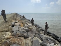 Mayat Wanita Berseragam PNS Ditemukan Mengapung di Pantai Rembang