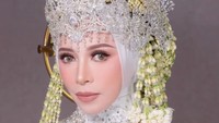 Pangling Banget! Begini Penampilan Melly Goeslaw Jadi Pengantin Sunda