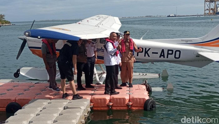Menhub Dudy Purwagandhi bersama Gubernur Sulsel Andi Sudirman Sulaiman meluncurkan seaplane di Makassar.