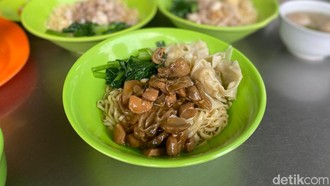 Kuliner Tanggal Tua di Tebet, Ada Ayam Bakar hingga Bakmi Rp 20 Ribuan!