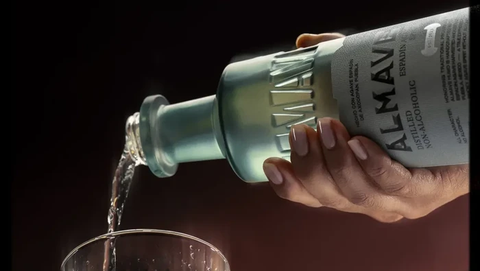 Pembalap Lewis Hamilton Luncurkan Minuman Spirit Non Alkohol