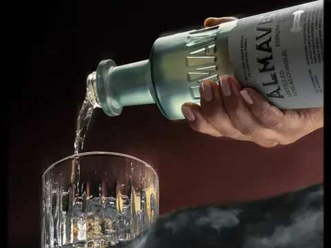 Pembalap Lewis Hamilton Luncurkan Minuman Spirit Non Alkohol