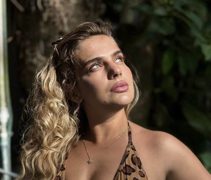 Model diikat di tangga