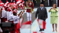 Prabowo Subianto dan Dina Boluarte memeriksa pasukan kehormatan saat upacara penyambutan kenegaraan di Istana Merdeka. REUTERS/Ajeng Dinar Ulfiana