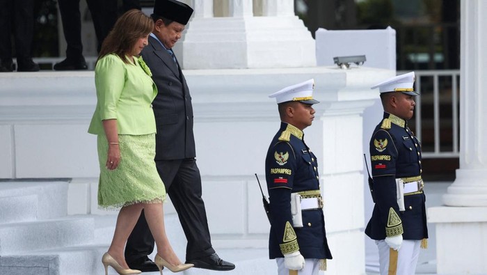 Presiden Peru Dina Boluarte disambut Presiden RI Prabowo Subianto dalam upacara kenegaraan di Istana Merdeka, Jakarta, Senin (11/8). Ini momennya.