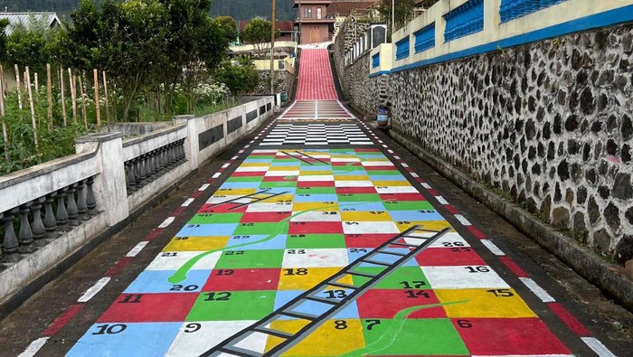Warga RW 03, Dusun Mener, Segorogunung, Ngargoyoso gambar mural jalan desa.