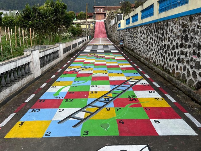 Warga RW 03, Dusun Mener, Segorogunung, Ngargoyoso gambar mural jalan desa.