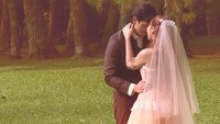 Momen resepsi nikah Nadin Amizah dan Faishal Tanjung digelar outdoor bak negeri dongeng. Foto: Instagram @cakecaine