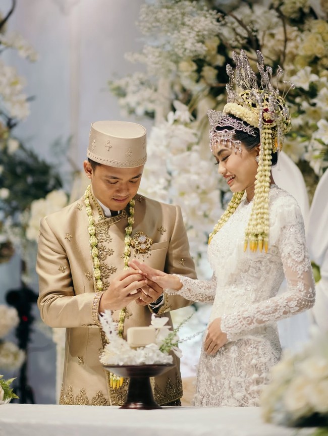 Namira Adjani menikah dengan Auditya pada Minggu (10/8/2025). Prosesi pernikahan kental dengan adat Betawi yang digelar di Tribrata, Dharmawangsa, Jakarta Selatan. Foto: Instagram/@fcbweddings