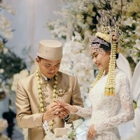Namira Adjani menikah dengan Auditya pada Minggu (10/8/2025). Prosesi pernikahan kental dengan adat Betawi yang digelar di Tribrata, Dharmawangsa, Jakarta Selatan. Foto: Instagram/@fcbweddings