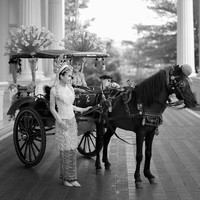 Kedua mempelai menuju venue pernikahan dengan menumpang andong, transportasi khas Betawi. Foto: Instagram/@fcbweddings
