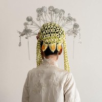 Tata rias kepala khas pengantin Betawi, kembang goyang perak yang menjulang megah, berpadu dengan rangkaian melati kuning di sisi kepala. Foto: Instagram/@fcbweddings