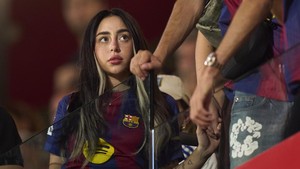 Nicki Nicole mendapatkan dukungan dari fans FC Barcelona. Foto: Pedro Salado/Getty Images