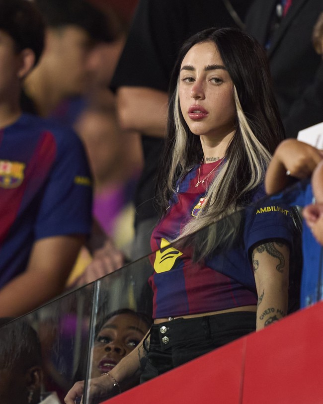 Sebelumnya, Nicki juga dilaporkan menghadiri pesta ulang tahun Yamal yang ke-18. Adapun foto yang menampilkan ia menonton pacarnya berlaga dalam pertandingan Joan Gamper Trophy melawan Como. Nicki terlihat mengenakan kaus Barcelona dengan nama Yamal di belakangnya. Foto: Pedro Salado/Getty Images