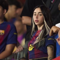 Sebelumnya, Nicki juga dilaporkan menghadiri pesta ulang tahun Yamal yang ke-18. Adapun foto yang menampilkan ia menonton pacarnya berlaga dalam pertandingan Joan Gamper Trophy melawan Como. Nicki terlihat mengenakan kaus Barcelona dengan nama Yamal di belakangnya. Foto: Pedro Salado/Getty Images