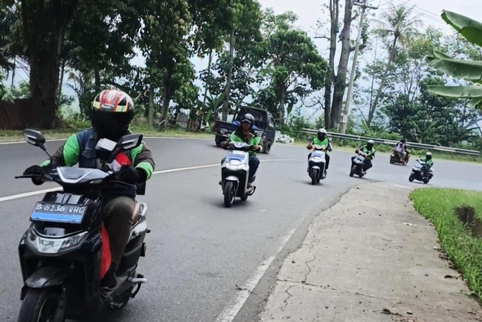 Ojol dan Komunitas Davigo gelar touring motor listrik Jakarta-Bandung.