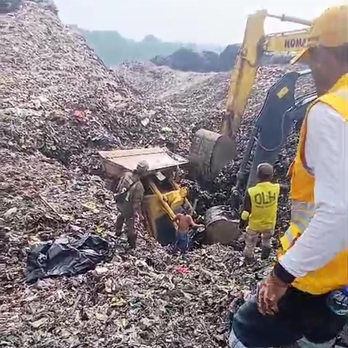 Operator buldoser tewas usai tertimbun sampah yang longsor di TPA Galuga, Bogor. (dok Ist)