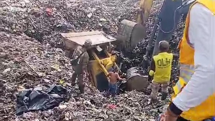 Operator buldoser tewas usai tertimbun sampah yang longsor di TPA Galuga, Bogor. (dok Ist)