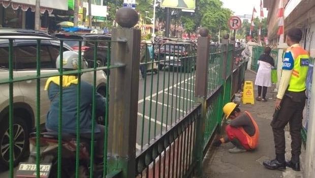 Pagar pembatas di Stasiun Cikini dibuat lebih tinggi menyusul maraknya perilaku pengguna KRL yang melompati pagar. (dok.KAI)