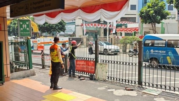 Pagar pembatas di Stasiun Cikini dibuat lebih tinggi menyusul maraknya perilaku pengguna KRL yang melompati pagar. (dok.KAI)