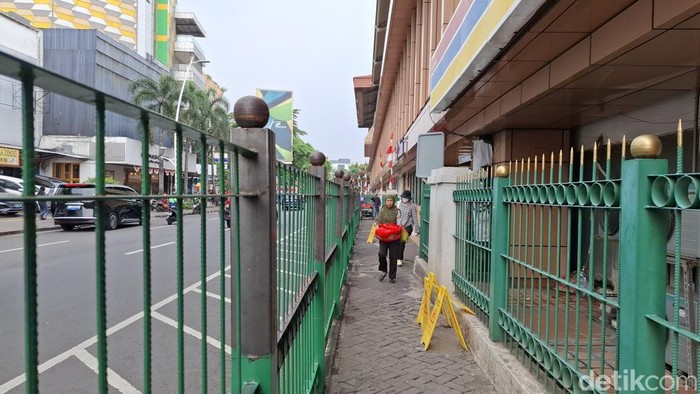 Pagar Stasiun Cikini dibuat lebih tinggi. (Brigitta/detikcom)