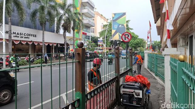 Pagar Stasiun Cikini dibuat lebih tinggi. (Brigitta/detikcom)