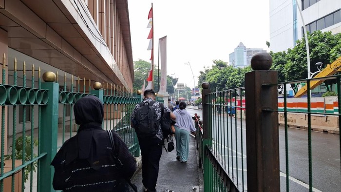 Pagar Stasiun Cikini kini ditinggikan (Belia/detikcom)