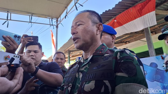 Pangdam IX/Udayana Mayjen TNI Piek Budyakto diwawancarai setelah mengunjungi di rumah duka Prada Lucky di Asrama TNI Kuanino, Kota Kupang, NTT, Senin (11/8/2025).