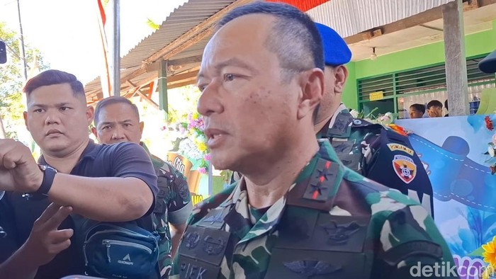Pangdam IX/Udayana Mayjen TNI Piek Budyakto diwawancarai setelah mengunjungi di rumah duka Prada Lucky di Asrama TNI Kuanino, Kota Kupang, NTT, Senin (11/8/2025).