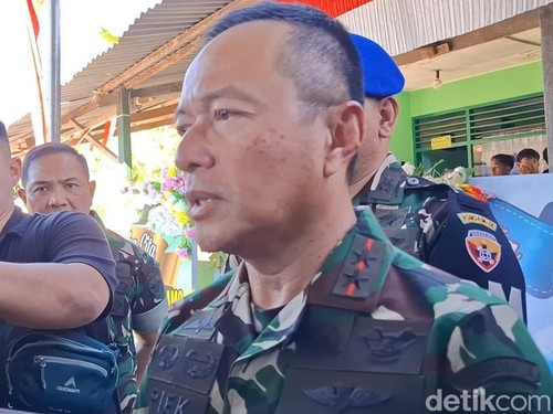 Pangdam IX/Udayana Mayjen TNI Piek Budyakto diwawancarai setelah mengunjungi di rumah duka Prada Lucky di Asrama TNI Kuanino, Kota Kupang, NTT, Senin (11/8/2025).