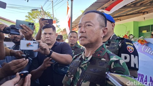 Pangdam IX/Udayana Mayjen TNI Piek Budyakto diwawancarai setelah mengunjungi di rumah duka Prada Lucky di Asrama TNI Kuanino, Kota Kupang, NTT, Senin (11/8/2025).