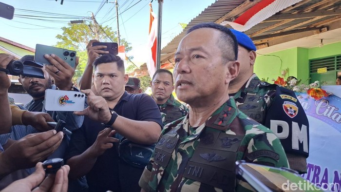 Pangdam IX/Udayana Mayjen TNI Piek Budyakto diwawancarai setelah mengunjungi di rumah duka Prada Lucky di Asrama TNI Kuanino, Kota Kupang, NTT, Senin (11/8/2025).