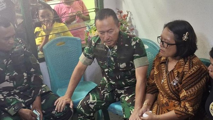 Pangdam IX/Udayana Mayjen TNI Piek Budyakto (tengah) saat bersama orang tua Prada Lucky di rumah duka, Senin (11/8/2025). (ANTARA/Kornelis Kaha)