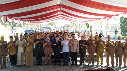 Para veteran NTB saat mengikuti acara HUT Veteran Nasional RI di Halaman Taman Makam Pahlawan Nasional Majeluk, Mataram, Senin (11/8/2025). (Ahmad Viqi/detikBali)
