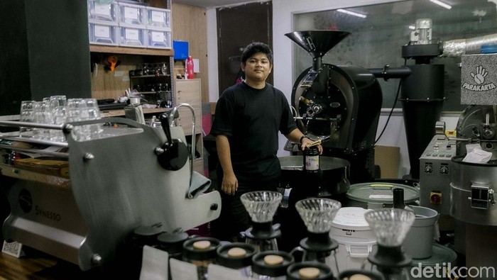 Parakarta, Roastery 'Hidden Gem' Milik Jawara Roaster Indonesia Bagi anda pecinta kopi, silahkan datang langsung ke Parakarta Coffee Roastery yang berlokasi dikawasan Kemang, Jakarta, Selasa (5/8/2025). Parakarta yang digawangi oleh Muhammad Jodi Setiawan yang merupakan juara 1 Indonesia Coffee Roasting Championship (ICRC) 2025/2026 ini menyajikan berbagai beans yang berasal dari dalam dan luar negeri.