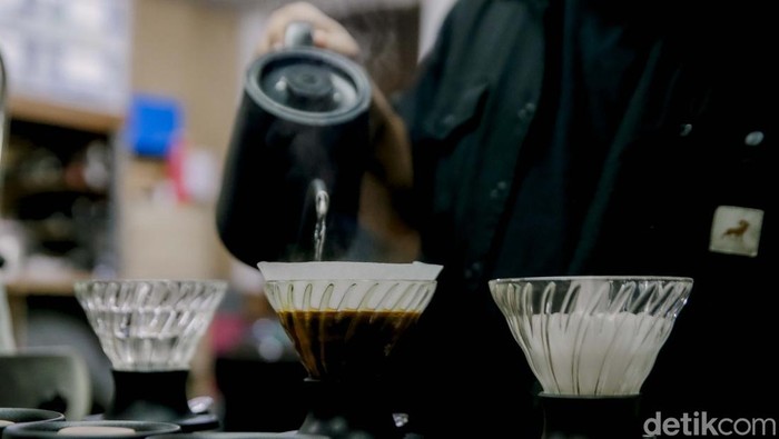 Parakarta, Roastery 'Hidden Gem' Milik Jawara Roaster Indonesia Bagi anda pecinta kopi, silahkan datang langsung ke Parakarta Coffee Roastery yang berlokasi dikawasan Kemang, Jakarta, Selasa (5/8/2025). Parakarta yang digawangi oleh Muhammad Jodi Setiawan yang merupakan juara 1 Indonesia Coffee Roasting Championship (ICRC) 2025/2026 ini menyajikan berbagai beans yang berasal dari dalam dan luar negeri.