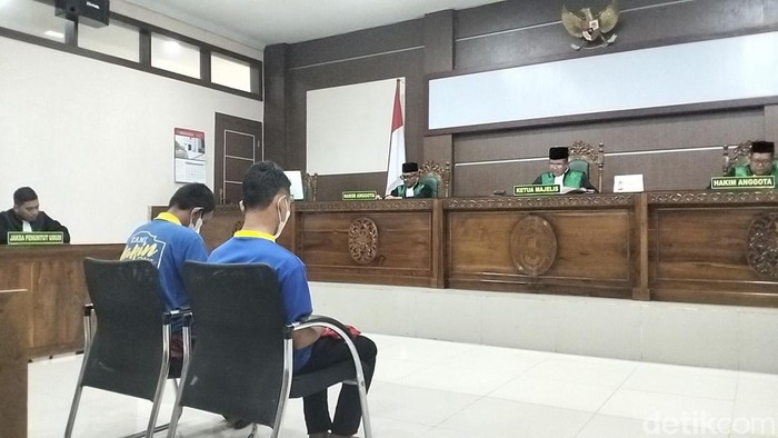Pasangan gay saat menjalani sidang putusan di Mahkamah Syariyah (MS) Kota Banda Aceh, Senin (11/8/2025). (Agus Setyadi/detikSumut)