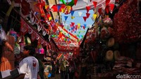 Menjelang HUT ke-80 RI, Pasar Mester Jatinegara kembali menjadi pusat perburuan pernak-pernik merah putih.   