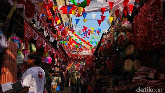 Sejumlah warga membeli pernak-pernik merah putih di Pasar Mester Jatinegara, Jakarta Timur, Senin (11/8/2025).