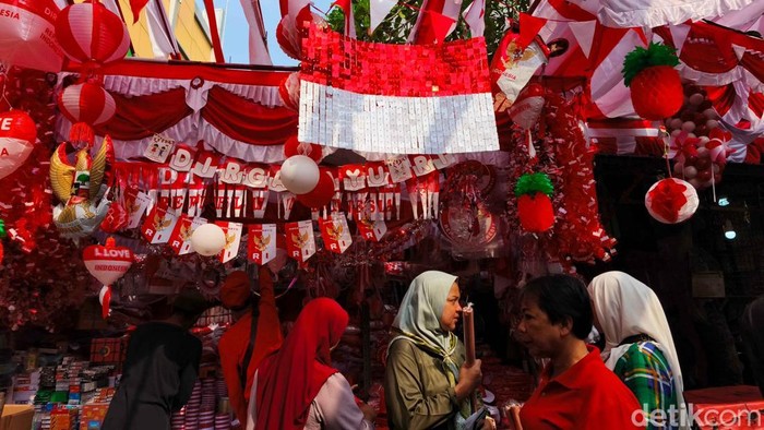 Sejumlah warga membeli pernak-pernik merah putih di Pasar Mester Jatinegara, Jakarta Timur, Senin (11/8/2025).