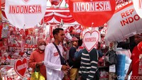 Menjelang siang, pasar makin padat dengan hiruk pikuk tawar-menawar dan musik lagu perjuangan.  