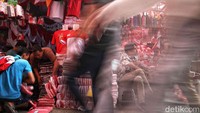 Pedagang optimistis penjualan terus naik hingga 17 Agustus, menjadikan pasar ini pusat semangat kebangsaan.  