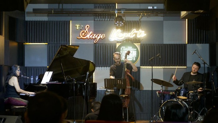PAZ, kolaborasi spesial antara tiga musisi ternama dari tiga negara: Kostas Patsiotis (bass, Yunani), Nita Aartsen (piano, Indonesia), dan Adam Zagórski (drum, Polandia). Bertempat di TP Stage, The Papandayan Bandung