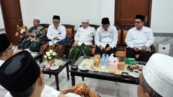 Suasana rapat Syuriyah dan Tanfidziyah di kediaman Ketua PWNU Jateng KH Abdul Ghaffar Rozin Desa Kajen, Kecamatan Margoyoso, Pati, Senin (11/8/2025).