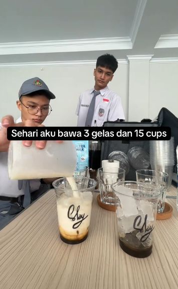 Skywalker Phoenix Bask, pelajar SMA jualan es kopi susu di dalam kelas yang viral di TikTok