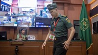 Terdakwa judi koprok dan sabung ayam di Way Kanan Lampung Peltu Yun Hery Lubis menjalani sidang putusan di Pengadilan Militer I-04 Palembang, Sumatera Selatan, Senin (11/8/2025). Peltu Lubis terbukti sebagai pengelola judi sabung ayam yang menjadi lokasi penembakan tiga polisi di Kabupaten Way Kanan, Lampung. Foto: ANTARA FOTO/NOVA WAHYUDI