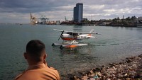 Pemerintah Provinsi Sulsel meluncurkan pesawat amfibi Cessna 172S Skyhawk SP dengan kode registrasi PK-APO untuk memperkuat konektivitas antarwilayah kepulauan dengan harapan bisa mempercepat rujukan medis, distribusi bantuan sosial dan akses wisata. Foto: ANTARA FOTO/HASRUL SAID