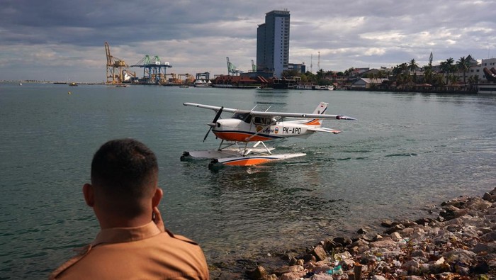 Peluncuran pesawat amfibi di Makassar Menteri Perhubungan Dudy Purwagandhi (tengah) berbincang dengan Gubernur Sulsel Andi Sudirman Sulaiman (kedua kiri) dan Kadis Perubungan Sulsel Andi Erwin Terwo (kiri) usai melihat kondisi pesawat amfibi di Center Point of Indonesia, Makassar, Sulawesi Selatan, Senin (11/8/2025). Pemerintah Provinsi Sulsel meluncurkan pesawat amfibi Cessna 172S Skyhawk SP dengan kode registrasi PK-APO untuk memperkuat konektivitas antarwilayah kepulauan dengan harapan bisa mempercepat rujukan medis, distribusi bantuan sosial dan akses wisata. ANTARA FOTO/Hasrul Said/nym.
